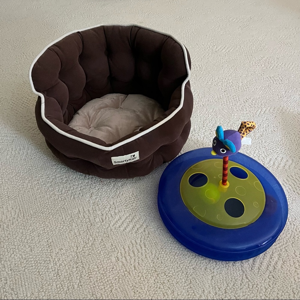 Plush cat bed + toy